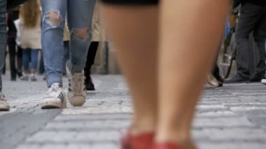 Yavaş hareket sokakta yürüyen kalabalık insan bacaklar