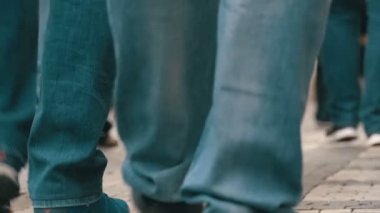 Yavaş hareket sokakta yürüyen kalabalık insan bacaklar