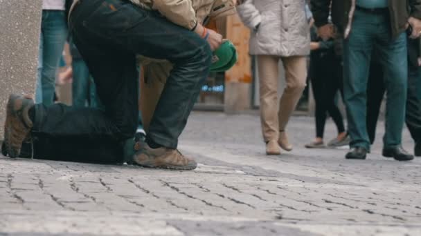 Żebrak prosi o jałmużnę na ulicy w Prague, Republika Czeska. Zwolnionym tempie — Wideo stockowe