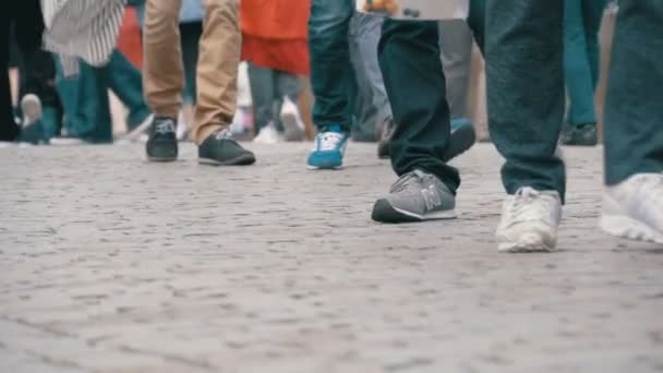 Pies de multitudes caminando en la calle en cámara lenta — Vídeos de Stock