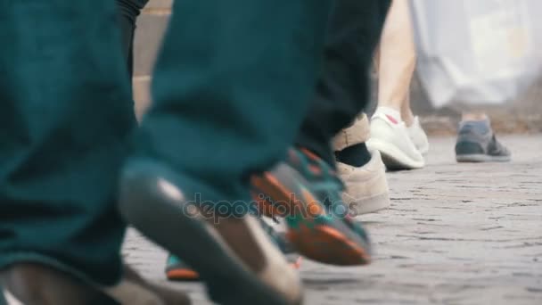 Voeten van menigte mensen lopen op straat in Slow Motion — Stockvideo