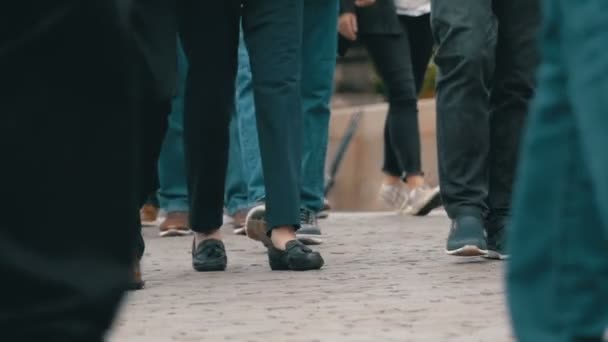 Benen van menigte mensen lopen op straat in Slow Motion — Stockvideo