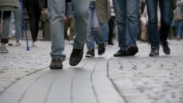 Füße von Menschen, die in Zeitlupe auf der Straße laufen — Stockvideo