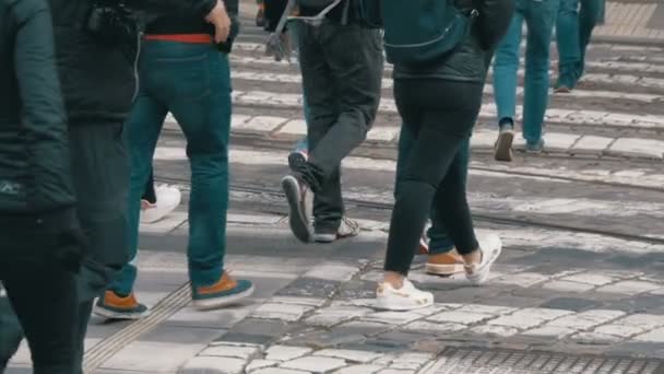 Nohy z davu lidí, kteří jdou na přechodu pro chodce v pomalém pohybu — Stock video