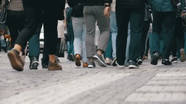 Pernas de Multidões Caminhando na Rua em Movimento Lento — Vídeo de Stock