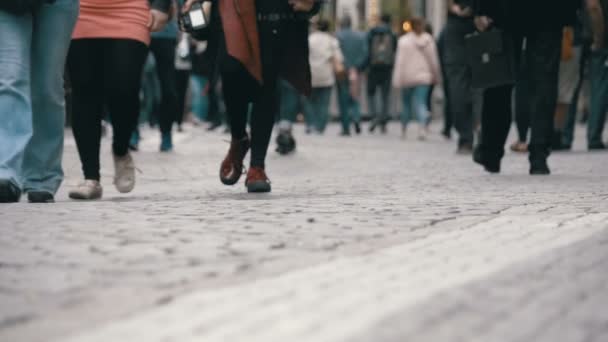 Yavaş hareket sokakta yürüyen kalabalık insan bacaklar — Stok video