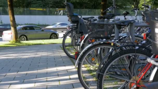 Rowerów, Parking na ulicy w Monachium — Wideo stockowe