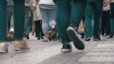 Yavaş hareket sokakta yürüyen kalabalık insan ayakları