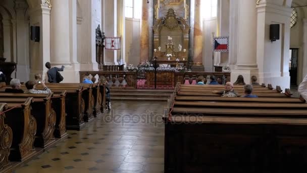 Переглянути всередині Церкви в Празі, Чеська Республіка. Внутрішнє оздоблення собору — стокове відео