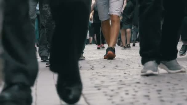 Voeten van menigte mensen lopen op straat — Stockvideo