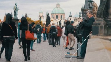 Bir akordeon ile sokak müzisyeni çalıyor ve şarkı üzerinde Charles Bridge, Prague, Çek Cumhuriyeti