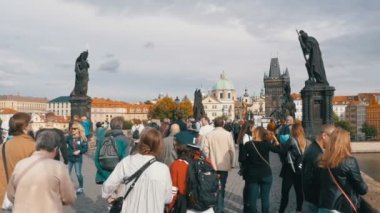 Charles Bridge, Prague, Çek Cumhuriyeti yürüyen insan kalabalığı. Ağır çekim