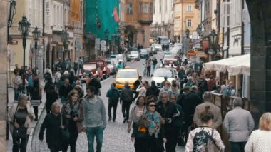 Prague, Çek Cumhuriyeti için eski şehrin sokaklarında boyunca yürüyüş insanların kalabalık