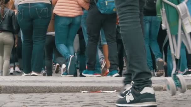 Kalabalık insan yaya geçidi yavaş çekimde yürürken ayakları — Stok video