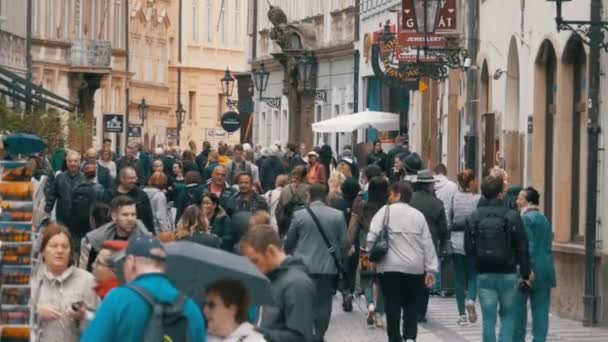 チェコ共和国のプラハの旧市街の通りを歩いている観光客の群れ。スローモーション — ストック動画