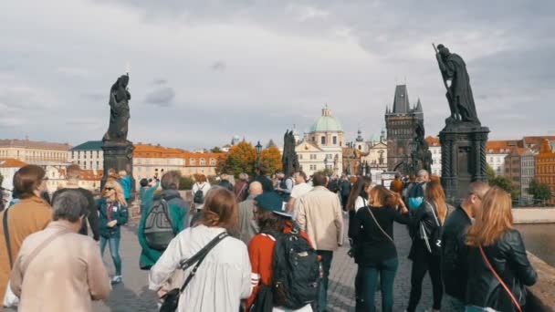 Multitud de personas caminando por el Puente de Carlos, Praga, República Checa. Moción lenta — Vídeos de Stock