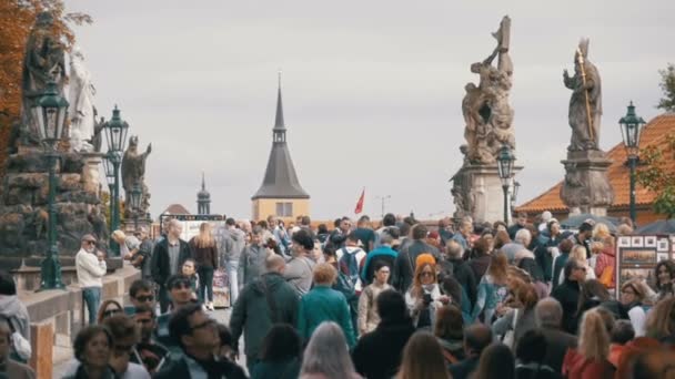 찰스 다리, 프라하, 체코를 따라 걷는 사람들의 군중. 슬로우 모션 — 비디오