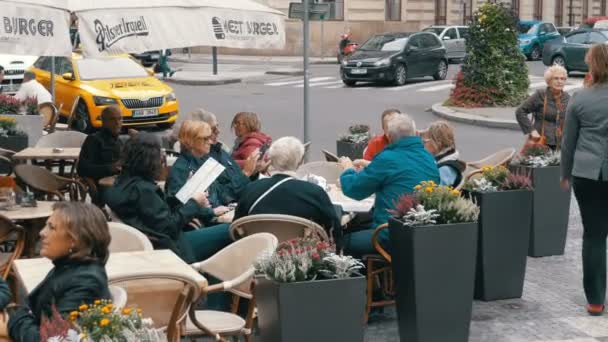 Turyści siedzą przy stołach w Street Cafe na Stare Mesto plac stare miasto, Praga, Republika Czeska — Wideo stockowe