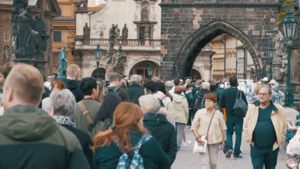 Menigte van mensen lopen langs de straten van de oude stad in Praag, Tsjechië — Stockvideo
