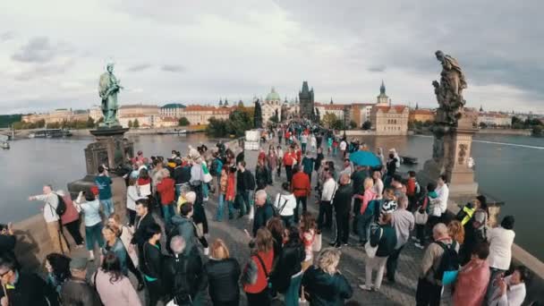 Толпа людей, идущих вдоль Карлова моста, Прага, Чехия в медленном движении — стоковое видео