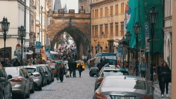 Prague, Çek Cumhuriyeti sokaklarda yürüyen insan kalabalığı. Ağır çekim — Stok video