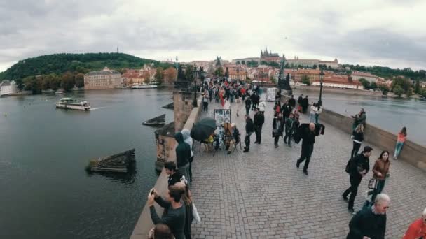Folle di persone che camminano lungo il Ponte Carlo, Praga, Repubblica Ceca — Video Stock