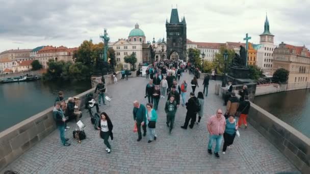 Multidão de turistas caminhando ao longo da Ponte Charles, Praga, República Checa — Vídeo de Stock