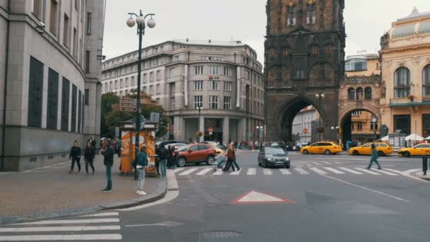 República Checa, Praga. La gente camina por las calles de la ciudad vieja — Vídeos de Stock