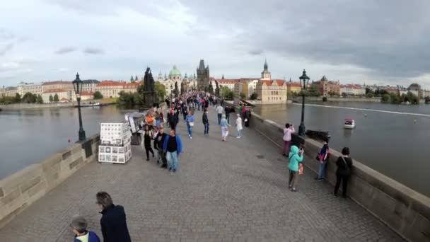 Menigte van mensen lopen langs de Charles Bridge, Prague, Tsjechië — Stockvideo