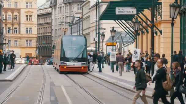 Il tram ceco attraversa la Città Vecchia della Repubblica Ceca, Praga — Video Stock