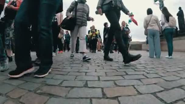 Ben av skara människor som gick längs Karlsbron, Prag, Tjeckien — Stockvideo