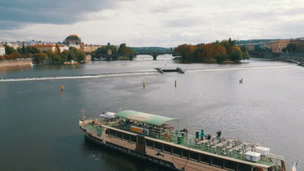 Landschaft Blick auf die Prager Brücke und Wasser Bus Boot schwimmend auf dem Fluss Moldau — Stockvideo