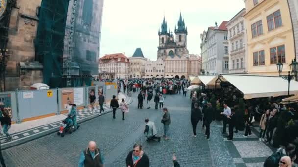 Gamla stan, Stare Mesto Square. Människor går runt torget. Prag, Tjeckien — Stockvideo