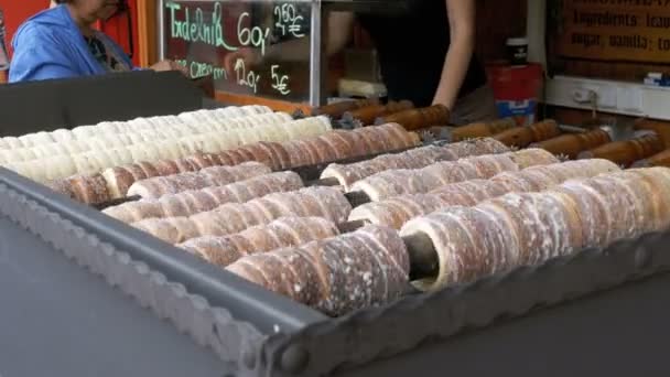 Tsjechische nationale Street Food genaamd Trdelnik is wordt gekookt in het vierkant van Praag — Stockvideo