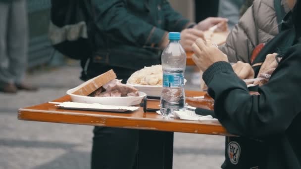 Az emberek a Street-Cafe állni egy asztalnál, és enni gyorsétterem. Prága, Cseh Köztársaság — Stock videók