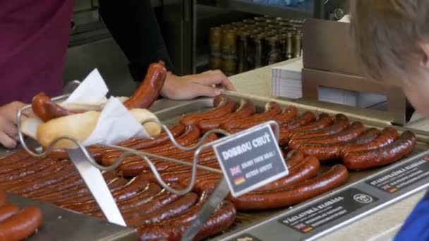 Würstchen werden auf dem Grill zubereitet. Street Food in Prag, Tschechische Republik — Stockvideo