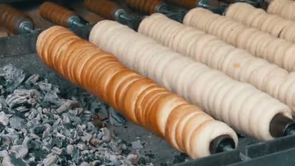 Traditionelle tschechische und ungarische süße Bäckerei trdelnik auf der Straße von Prag gekocht — Stockvideo