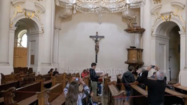 Visa inne i kyrkan i Prag, Tjeckien. Interiör av domkyrkan — Stockvideo