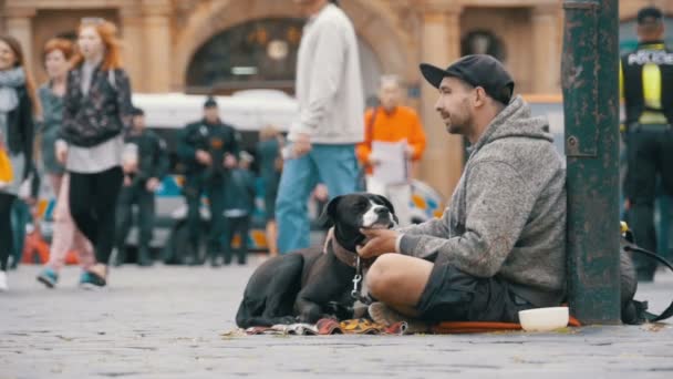 Tiggare med hund tigger om allmosa på gatan i Prag, Tjeckien. Slow Motion — Stockvideo