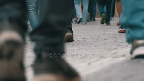 Pernas de pessoas da multidão andando na rua — Vídeo de Stock