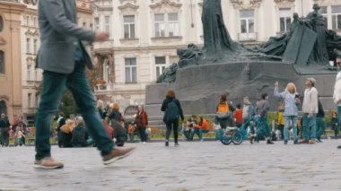 Old Town, Stare Mesto Meydanı. İnsanlar Meydanı çevresinde yürüyüş. Prague, Çek Cumhuriyeti
