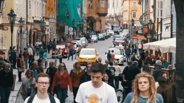 Натовп людей, що йдуть на вулицях Прага, Чеська Республіка — стокове відео