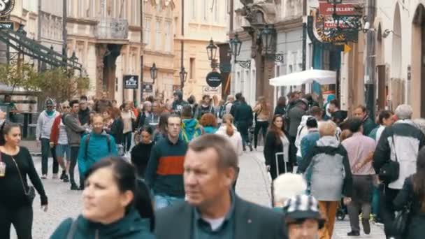 Multidão de pessoas andando pelas ruas da cidade velha em Praga, República Tcheca — Vídeo de Stock