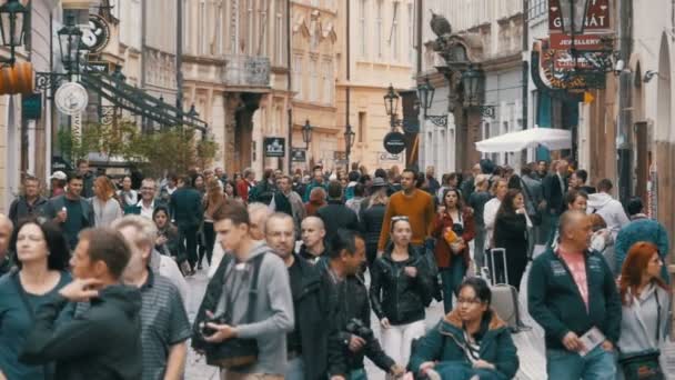 Multitud de turistas caminando por las calles de la ciudad vieja en Praga, República Checa. Moción lenta — Vídeos de Stock