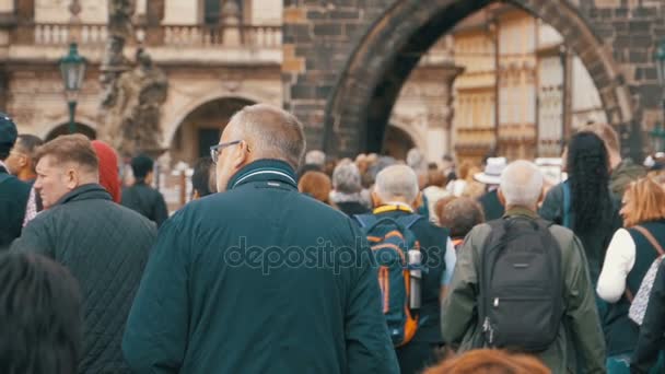Menigte van mensen lopen langs de stedelijke straat van de oude stad in Praag, Tsjechië. Slow Motion — Stockvideo