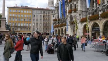 İnsanlar içinde Marienplatz Meydanı ünlü belediye binası. Münih, Almanya