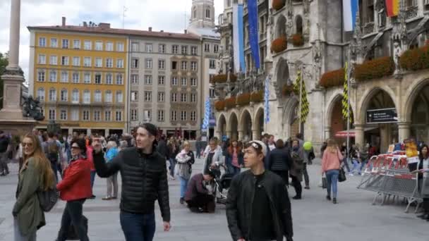 Orang-orang berjalan di Marienplatz Square di Balai Kota yang terkenal. Munich, Jerman — Stok Video