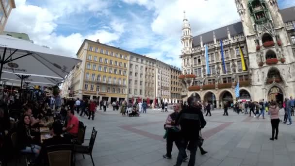 İnsanlar içinde Marienplatz Meydanı ünlü belediye binası. Münih, Almanya — Stok video
