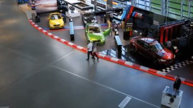BMW Welt. Münih Almanya. Araba Sergisi içinde altyapının genel görünümü