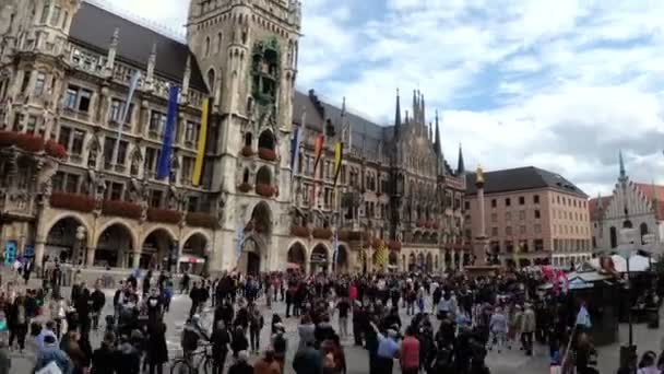 İnsanlarda Marienplatz Meydanı ünlü belediye binası. Münih, Almanya. Zaman atlamalı — Stok video